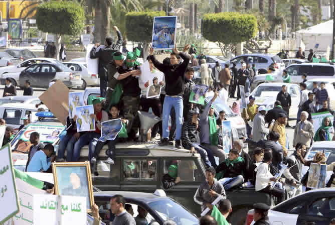 Simpatizantes del Gobierno libio corean consignas durante una manifestación convocada en Trípoli (Libia) el pasado jueves. Simpatizantes del Gobierno libio corean consignas durante una manifestación convocada en Trípoli (Libia) el pasado jueves.
