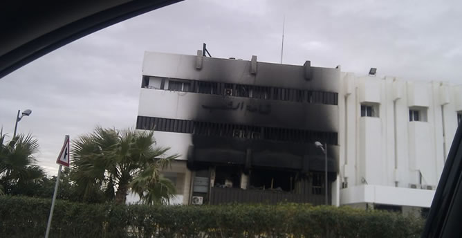 La web de opositores libios LibyaFeb17.com, de las pocas que ha logrado enviar imágenes de lo que esta pasando en Libia, publica una foto de los destrozos en un edifico público incendiado La web de opositores libios LibyaFeb17.com, de las pocas que ha logrado enviar imágenes de lo que esta pasando en Libia, publica una foto de los destrozos en un edifico público incendiado