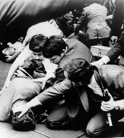 Imagen del presidente de los Estados Unidos, Ronald Reagan, tras el atentado del que resultó gravemente herido en 1981. Imagen del presidente de los Estados Unidos, Ronald Reagan, tras el atentado del que resultó gravemente herido en 1981.