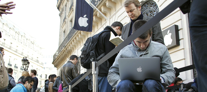 Decenas de personas hacen cola ante una 'Apple Store' en París para comprar el iPad 2 Decenas de personas hacen cola ante una 'Apple Store' en París para comprar el iPad 2