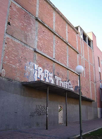 Fachada del Teatro Almendrales en Usera Fachada del Teatro Almendrales en Usera