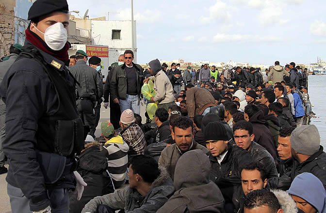 Decenas de inmigrantes esperan su traslado en la isla de Lampedusa Decenas de inmigrantes esperan su traslado en la isla de Lampedusa
