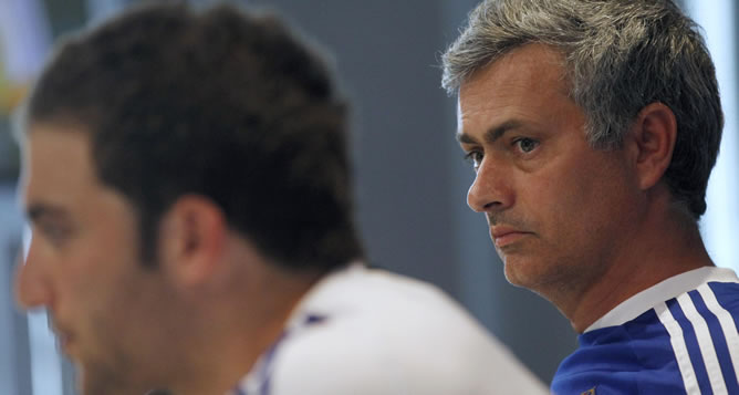 Mourinho, junto a Gonzalo Higuain durante la rueda de prensa Mourinho, junto a Gonzalo Higuain durante la rueda de prensa