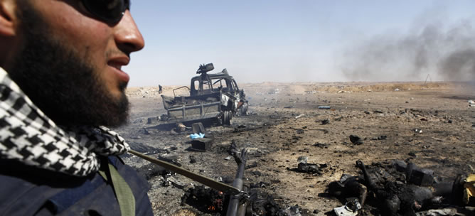 Rebeldes a las afueras de Adjabiya, ciudad donde la OTAN ha intensificado sus bombardeos Rebeldes a las afueras de Adjabiya, ciudad donde la OTAN ha intensificado sus bombardeos