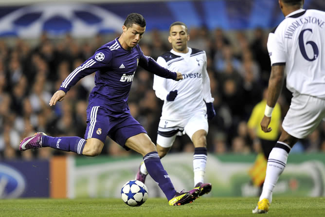 El delantero portugués del Real Madrid Cristiano Ronaldo (i) lanza a puerta contra el Tottenham Hotspur durante su partido de vuelta de los cuartos de final de la Liga de Campeones que se juega en el estadio White Hart Lane de Londres El delantero portugués del Real Madrid Cristiano Ronaldo (i) lanza a puerta contra el Tottenham Hotspur durante su partido de vuelta de los cuartos de final de la Liga de Campeones que se juega en el estadio White Hart Lane de Londres