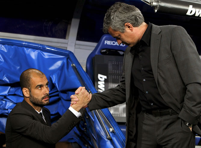 José Mourinho saluda Guardiola en el Santiago Bernabéu José Mourinho saluda Guardiola en el Santiago Bernabéu