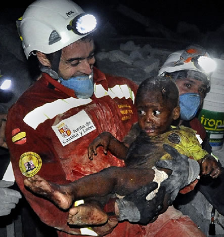 Fotografía de un bombero español salvando a un niño haitiano que ha sido premiada con el Pulitzer Fotografía de un bombero español salvando a un niño haitiano que ha sido premiada con el Pulitzer