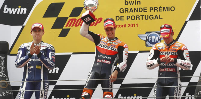 El piloto español de MotoGP de Repsol Honda, Dani Pedrosa (c), celebra en el podio la victoria conseguida en el Gran Premio de Portugal, junto al español de Yamaha, Jorge Lorenzo (izda), segundo, y al australiano de Repsol Honda, Casey Stoner, en el circuito de Estoril, el 1 de mayo de 2011 El piloto español de MotoGP de Repsol Honda, Dani Pedrosa (c), celebra en el podio la victoria conseguida en el Gran Premio de Portugal, junto al español de Yamaha, Jorge Lorenzo (izda), segundo, y al australiano de Repsol Honda, Casey Stoner, en el circuito de Estoril, el 1 de mayo de 2011