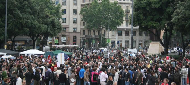 Hasta 5.000 personas han llegado a llenar la Plaza Catalunya de Barcelona. Unas 500 han pasado esta noche al raso. Hasta 5.000 personas han llegado a llenar la Plaza Catalunya de Barcelona. Unas 500 han pasado esta noche al raso.