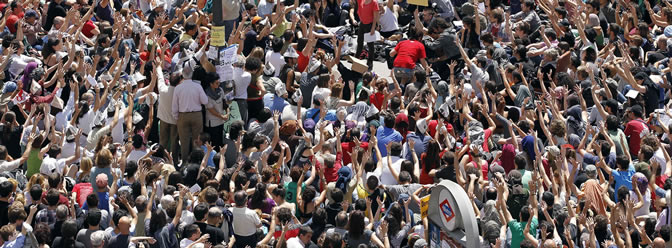 La Puerta del Sol, abarrotada durante la asamblea celebrada este mediodía La Puerta del Sol, abarrotada durante la asamblea celebrada este mediodía
