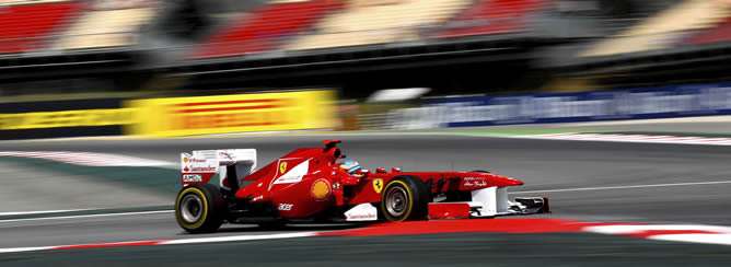 El piloto español de Fórmula Uno, Fernando Alonso, de Ferrari conduce su Ferrari en Montmeló El piloto español de Fórmula Uno, Fernando Alonso, de Ferrari conduce su Ferrari en Montmeló