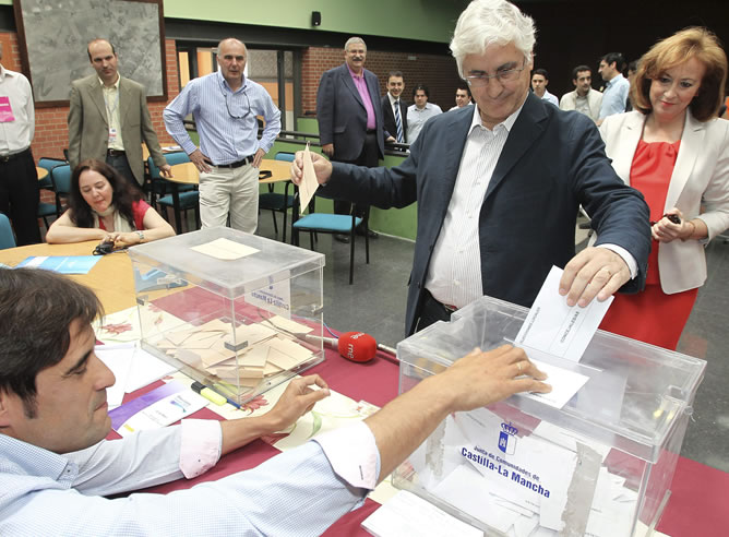 El presidente de Castilla-La Mancha y candidato a la reelección, José María Barreda, junto a su mujer, la diputada Clementina Díez de Baldeón, deposita su voto en el colegio electoral instalado en el Centro Social de La Poblachuela. El presidente de Castilla-La Mancha y candidato a la reelección, José María Barreda, junto a su mujer, la diputada Clementina Díez de Baldeón, deposita su voto en el colegio electoral instalado en el Centro Social de La Poblachuela.