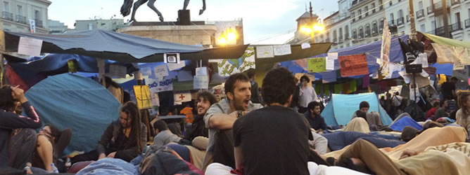 Un joven bosteza hoy al amanecer en la Puerta del Sol de Madrid, después de otra noche de acampada de miles de personas para reclamar cambios en el modelo democrático español, Un joven bosteza hoy al amanecer en la Puerta del Sol de Madrid, después de otra noche de acampada de miles de personas para reclamar cambios en el modelo democrático español,
