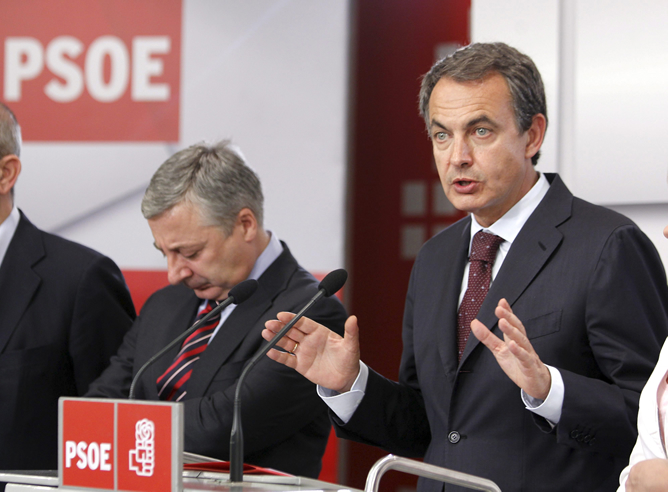El presidente del Gobierno y secretario general del PSOE, José Luis Rodríguez Zapatero y el vicesecretario general socialista, José Blanco, durante la rueda de prensa que ha ofrecido esta noche en la sede socialista de Madrid. El presidente del Gobierno y secretario general del PSOE, José Luis Rodríguez Zapatero y el vicesecretario general socialista, José Blanco, durante la rueda de prensa que ha ofrecido esta noche en la sede socialista de Madrid.