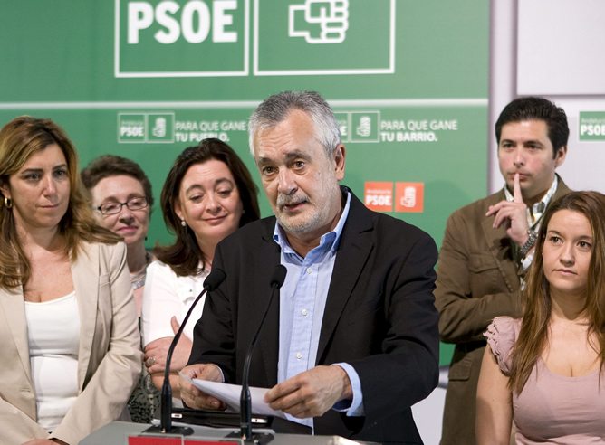 El secretario general del PSOE-A, José Antonio Griñán, acompañado por miembros del partido, durante la rueda de prensa que ha ofrecido esta noche en la sede regional del partido, en Sevilla. El secretario general del PSOE-A, José Antonio Griñán, acompañado por miembros del partido, durante la rueda de prensa que ha ofrecido esta noche en la sede regional del partido, en Sevilla.