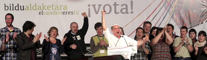Los candidatos de la coalición Bildu, con Martin Garitano a la cabeza, celebran los resultados electorales obtenidos por su formación, esta noche en el frontón Atano de San Sebastián Los candidatos de la coalición Bildu, con Martin Garitano a la cabeza, celebran los resultados electorales obtenidos por su formación, esta noche en el frontón Atano de San Sebastián