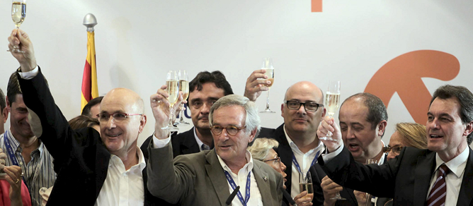 El cabeza de lista de CiU en Barcelona, Xavier Trias, brinda con Antoni Duran Lleida, y el presidente de la Generalitat, Artur Mas, tras su victoria en las elecciones municipales. El cabeza de lista de CiU en Barcelona, Xavier Trias, brinda con Antoni Duran Lleida, y el presidente de la Generalitat, Artur Mas, tras su victoria en las elecciones municipales.