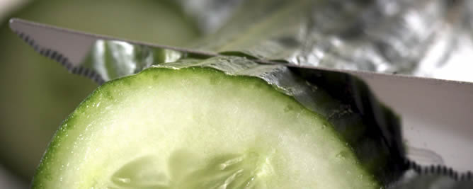 Un cuchillo corta un pepino de origen español en Düsseldorf (Alemania) Un cuchillo corta un pepino de origen español en Düsseldorf (Alemania)