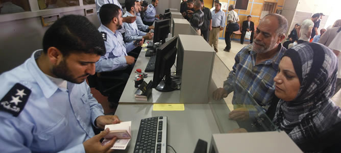 Un policía de Hamás revisa los pasaportes de dos palestinos que atraviesan la frontera de Rafah, al sur de Gaza Un policía de Hamás revisa los pasaportes de dos palestinos que atraviesan la frontera de Rafah, al sur de Gaza