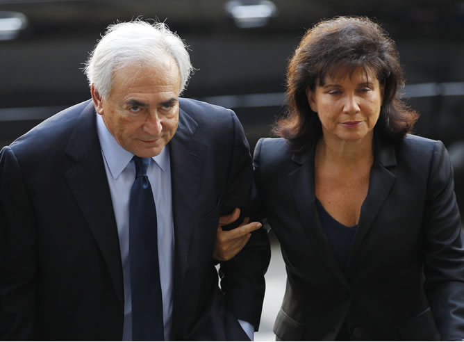 Dominique Strauss-Kahn entra, junto a su mujer, a su llegada al juzgado de Nueva York Dominique Strauss-Kahn entra, junto a su mujer, a su llegada al juzgado de Nueva York