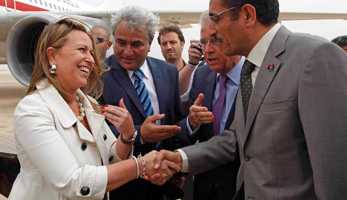 Trinidad Jiménez llega al aeropuerto de Bengasi y saluda al vicepresidente del Consejo Nacional de Transición Trinidad Jiménez llega al aeropuerto de Bengasi y saluda al vicepresidente del Consejo Nacional de Transición