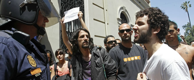 La Policía carga contra los 'indignados' en las puertas de las Cortes Valencianas La Policía carga contra los 'indignados' en las puertas de las Cortes Valencianas