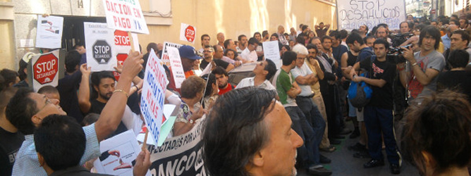 Miembros del Movimiento 15-M durante las protestas ante un desahucio en Madrid Miembros del Movimiento 15-M durante las protestas ante un desahucio en Madrid