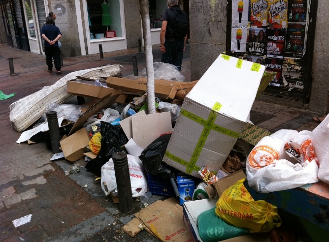 Domingo 3 de julio en la Calle Pez de Madrid. Prepara tu objetivo porque puedes enviarnos tus foto-denuncia al correo del programa avivirmadrid@cadenaser.com Domingo 3 de julio en la Calle Pez de Madrid. Prepara tu objetivo porque puedes enviarnos tus foto-denuncia al correo del programa avivirmadrid@cadenaser.com