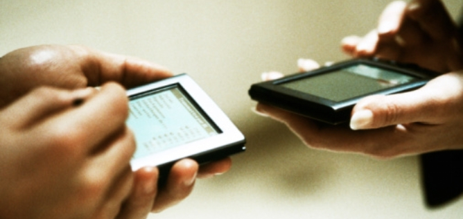 El sector de los smartphones no para de mejorar sus cifras de ventas y los analistas consideran que en 2016 se podrían alcanzar los 1.000 millones de terminales vendidos por año. En 2010 se vendieron 302 millones de smartphones por lo que las previsiones auguran un incremento del 230 por ciento respecto al nivel de venta actual. El sector de los smartphones no para de mejorar sus cifras de ventas y los analistas consideran que en 2016 se podrían alcanzar los 1.000 millones de terminales vendidos por año. En 2010 se vendieron 302 millones de smartphones por lo que las previsiones auguran un incremento del 230 por ciento respecto al nivel de venta actual.