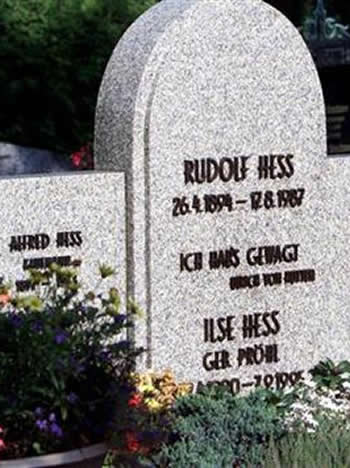 Tumba de Rudolf Hess en el cementerio bávaro de Wunsiedel Tumba de Rudolf Hess en el cementerio bávaro de Wunsiedel