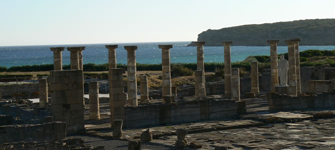 Vistas de la ciudad romana 'Baelo Claudia' y, al fondo, la playa Bolonia Vistas de la ciudad romana 'Baelo Claudia' y, al fondo, la playa Bolonia