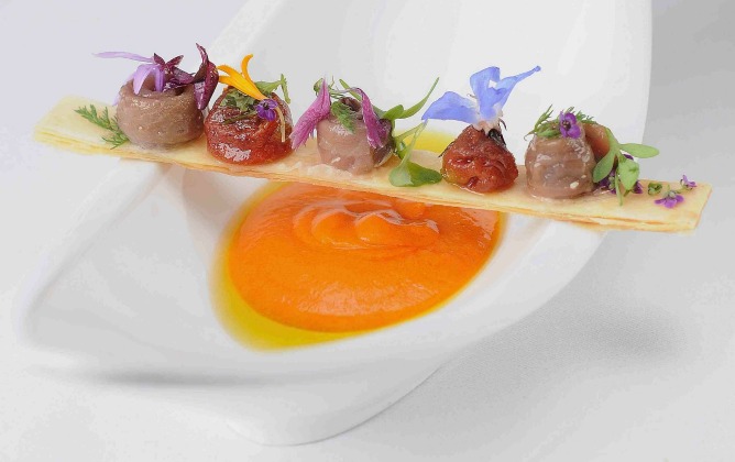 Salmorejo califal con coca de anchoas del cantabrico Salmorejo califal con coca de anchoas del cantabrico