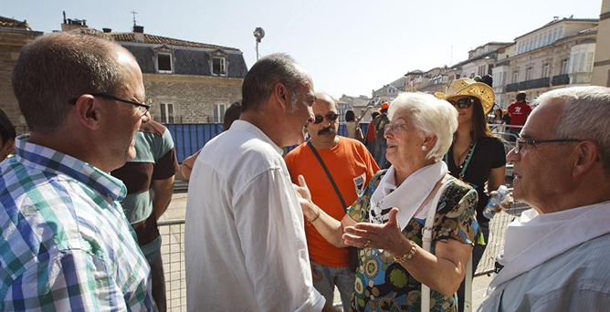 El diputado general de Guipúzcoa, Martín Garitano, saluda a familiares de presos de ETA en las fiestas de Vitoria El diputado general de Guipúzcoa, Martín Garitano, saluda a familiares de presos de ETA en las fiestas de Vitoria