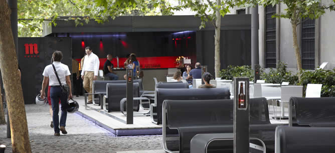 La terraza de verano en la Glorieta de Atocha dentro del museo Reina Sofía La terraza de verano en la Glorieta de Atocha dentro del museo Reina Sofía