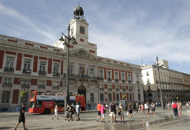 La Puerta del Sol recuperaba este sábado su rutina diaria, con algunos turistas y vecinos que paseaban a primera hora por la calles que desembocan en la plaza, de donde han desaparecido pancartas y consignas reivindicativas tras la concentración de 'indignados' del movimiento 15-M que concluyó de madrugada La Puerta del Sol recuperaba este sábado su rutina diaria, con algunos turistas y vecinos que paseaban a primera hora por la calles que desembocan en la plaza, de donde han desaparecido pancartas y consignas reivindicativas tras la concentración de 'indignados' del movimiento 15-M que concluyó de madrugada