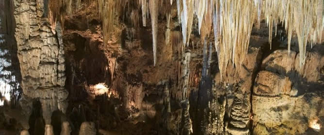 Una de las salas de la Cueva de Valporquero Una de las salas de la Cueva de Valporquero