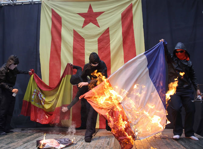 Varios encapuchados queman en Barcelona la foto del Rey y dos banderas españolas Varios encapuchados queman en Barcelona la foto del Rey y dos banderas españolas