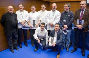 Foto de archivo del rector de la Universidad de Mondragón, Iosu Zabala (d, arriba), y el director del Basque Culinary Center, Joxe Maria Aizega (d, abajo), posando con los cocineros Eneko Atxa (i, abajo), Juan Mari Arzak (i), Hilario Arbelaitz (2i), Martin Berasategi (3i), Marcelo Tejedor (4i), Pedro Subijana (5i) y Andoni Luis Aduriz (6i), antes de presentar el grado en Ciencias Gastronómicas y Culinarias del Basque Culinary Center en el marco de San Sebastián Gastronomika 2010. Foto de archivo del rector de la Universidad de Mondragón, Iosu Zabala (d, arriba), y el director del Basque Culinary Center, Joxe Maria Aizega (d, abajo), posando con los cocineros Eneko Atxa (i, abajo), Juan Mari Arzak (i), Hilario Arbelaitz (2i), Martin Berasategi (3i), Marcelo Tejedor (4i), Pedro Subijana (5i) y Andoni Luis Aduriz (6i), antes de presentar el grado en Ciencias Gastronómicas y Culinarias del Basque Culinary Center en el marco de San Sebastián Gastronomika 2010.