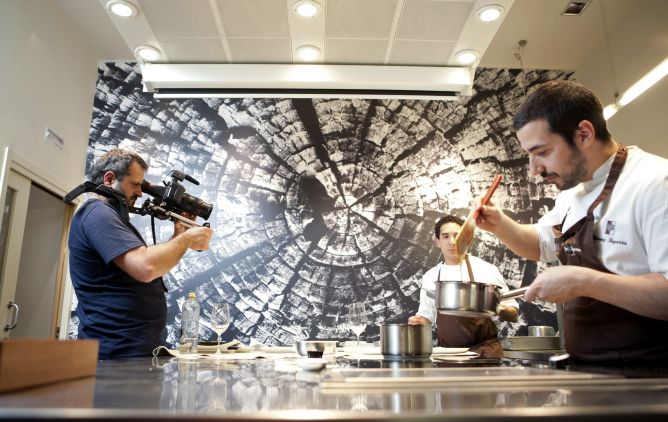 Imagen facilitada por el restaurante Mugaritz de un momento de la grabación del documental "Mugaritz B.S.O.", en el que se recoge la experiencia del cocinero vasco Andoni Luis Adúriz para poner música a sus platos más emblemáticos. Imagen facilitada por el restaurante Mugaritz de un momento de la grabación del documental "Mugaritz B.S.O.", en el que se recoge la experiencia del cocinero vasco Andoni Luis Adúriz para poner música a sus platos más emblemáticos.