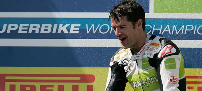 El piloto celebra enérgicamente el triunfo en el podio El piloto celebra enérgicamente el triunfo en el podio
