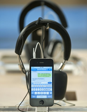 Un iPhone 4 en la nueva tienda de Apple en Le Chesnay, cerca de París Un iPhone 4 en la nueva tienda de Apple en Le Chesnay, cerca de París