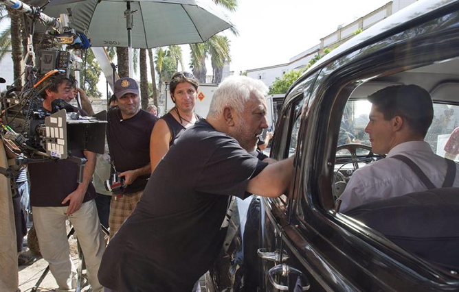 Imanol Uribe da instrucciones a Iban Gárate durante el rodaje de 'Miel de naranjas' Imanol Uribe da instrucciones a Iban Gárate durante el rodaje de 'Miel de naranjas'