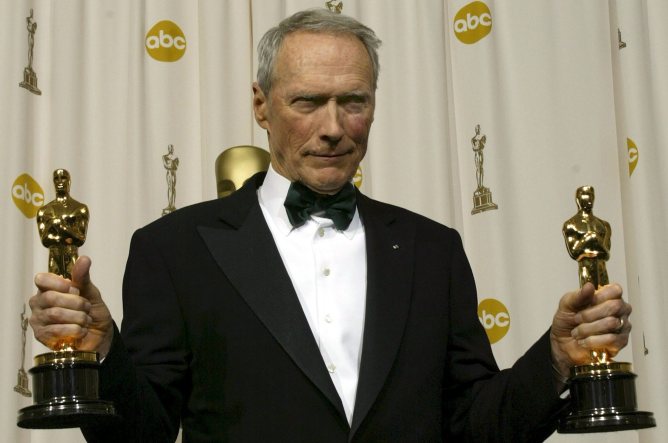 Clint Eastwood muestra los dos Oscar que ganó en 2005 por 'Million Dollar Baby' Clint Eastwood muestra los dos Oscar que ganó en 2005 por 'Million Dollar Baby'