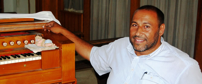 Mohamed Fadel, alias "Bouh", guardián de la iglesia católica de Dajla "Nuestra Señora del Carmen" Mohamed Fadel, alias "Bouh", guardián de la iglesia católica de Dajla "Nuestra Señora del Carmen"