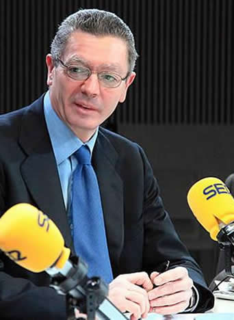 Alberto Ruiz-Gallardón, durante una entrevista en los estudios de la Cadena SER Alberto Ruiz-Gallardón, durante una entrevista en los estudios de la Cadena SER