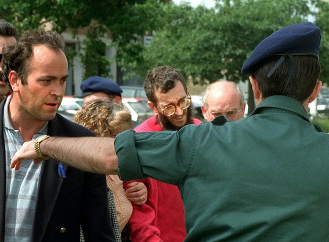 Julio 1997.- El funcionario de prisiones José Antonio Ortega Lara, secuestrado por ETA durante 532 días, tras su liberación por fuerzas de la Guardia Civil de Guipúzcoa. Fue un cautiverio que conmocionó a los españoles a mediados de la década de los noventa Julio 1997.- El funcionario de prisiones José Antonio Ortega Lara, secuestrado por ETA durante 532 días, tras su liberación por fuerzas de la Guardia Civil de Guipúzcoa. Fue un cautiverio que conmocionó a los españoles a mediados de la década de los noventa