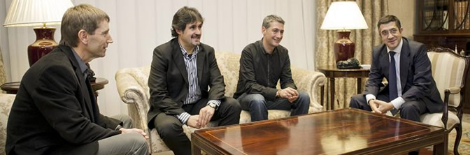 Al comienzo de la reunión de su ronda de conversaciones tras el abandono de la lucha armada de la banda terrorista ETA Al comienzo de la reunión de su ronda de conversaciones tras el abandono de la lucha armada de la banda terrorista ETA
