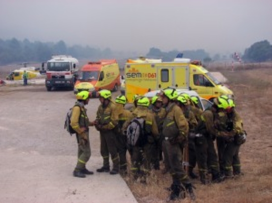 Un grup de Bombers, durant l'operatiu de l'incendi d'Horta de Sant Joan Un grup de Bombers, durant l'operatiu de l'incendi d'Horta de Sant Joan