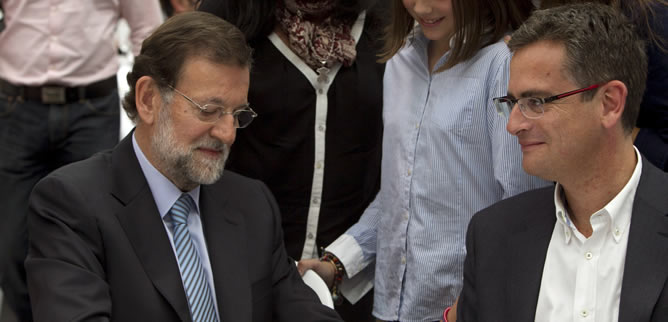 El presidente del Partido Popular, Mariano Rajoy, junto al responsable popular en el País Vasco, Antonio Basagoiti, en un acto electoral en el que han participado este viernes en Vitoria El presidente del Partido Popular, Mariano Rajoy, junto al responsable popular en el País Vasco, Antonio Basagoiti, en un acto electoral en el que han participado este viernes en Vitoria