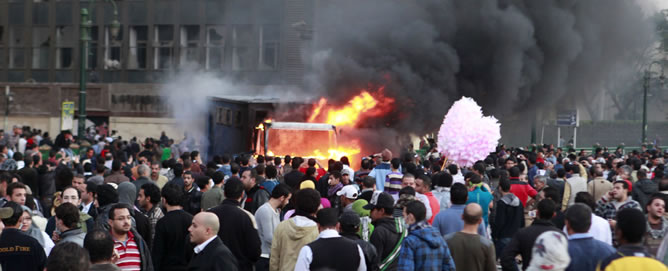 Un coche de policía arde durante los disturbios en la plaza Tahrir Un coche de policía arde durante los disturbios en la plaza Tahrir